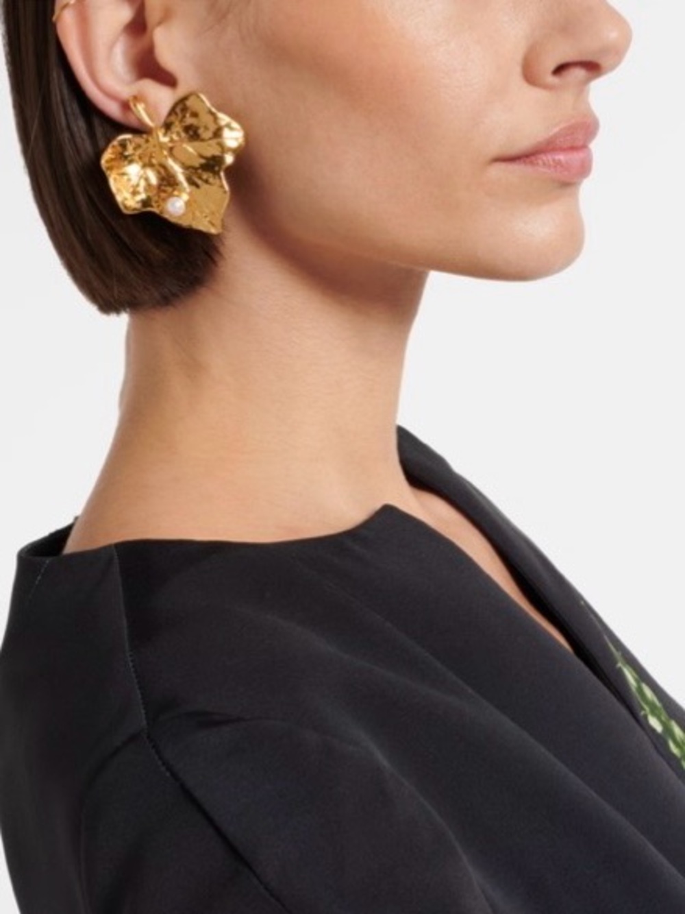 Oscar de la Renta • Ivy Leaf with Pearl Gold Plated Clip- on Earrings - Picture 5 of 15